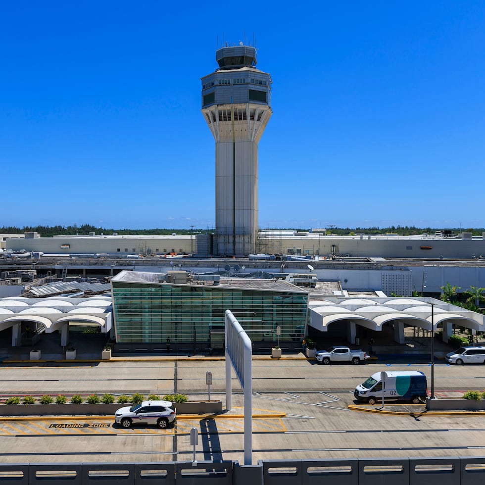 The total number of passengers affected by the cancellations at Luis Muñoz Marín airport exceeds 2,000, according to Aerostar estimates.