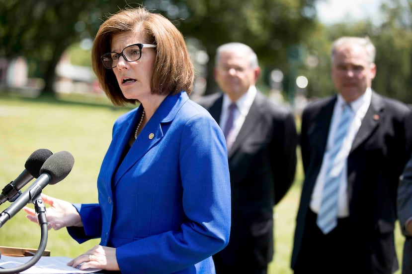 La senadora Catherine Cortez Masto y los senadores Tim Kaine y Robert Menéndez denuncian en una conferencia de prensa dada en español, la propuesta republicana que dejaría a 22 millones de personas sin plan de salud. (AP / Andrew Harnik)