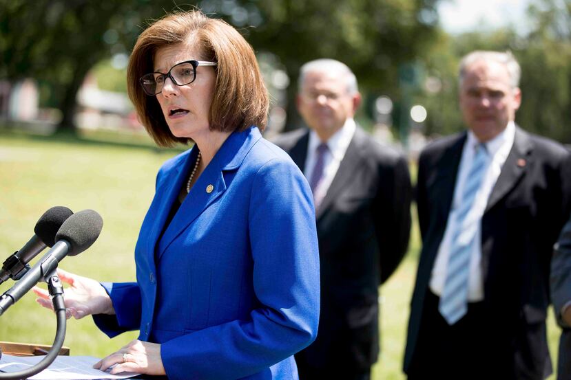 La senadora Catherine Cortez Masto y los senadores Tim Kaine y Robert Menéndez denuncian en una conferencia de prensa dada en español, la propuesta republicana que dejaría a 22 millones de personas sin plan de salud. (AP / Andrew Harnik)