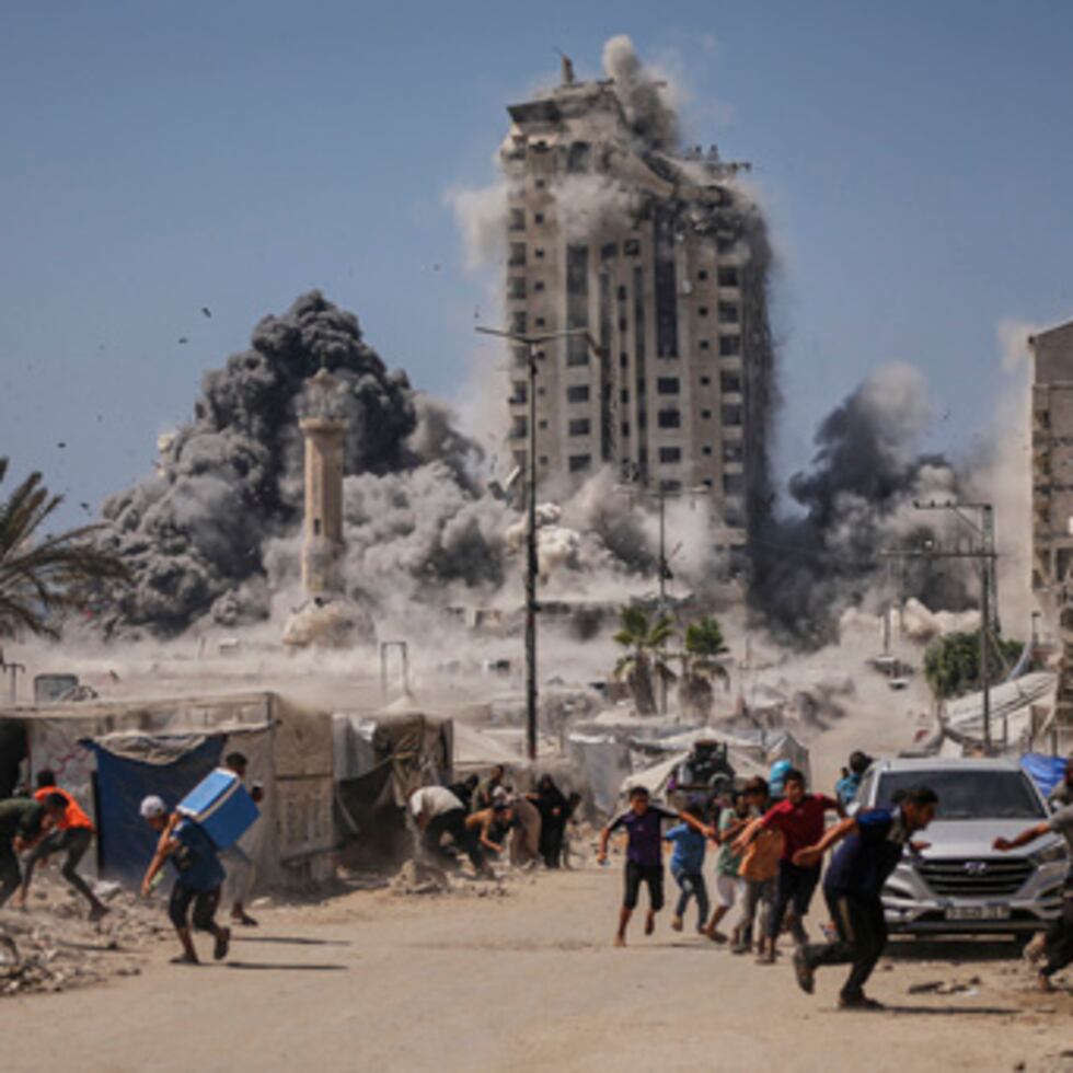 Ataque aéreo israelí en Gaza, Palestina. Civiles huyen tras la advertencia.