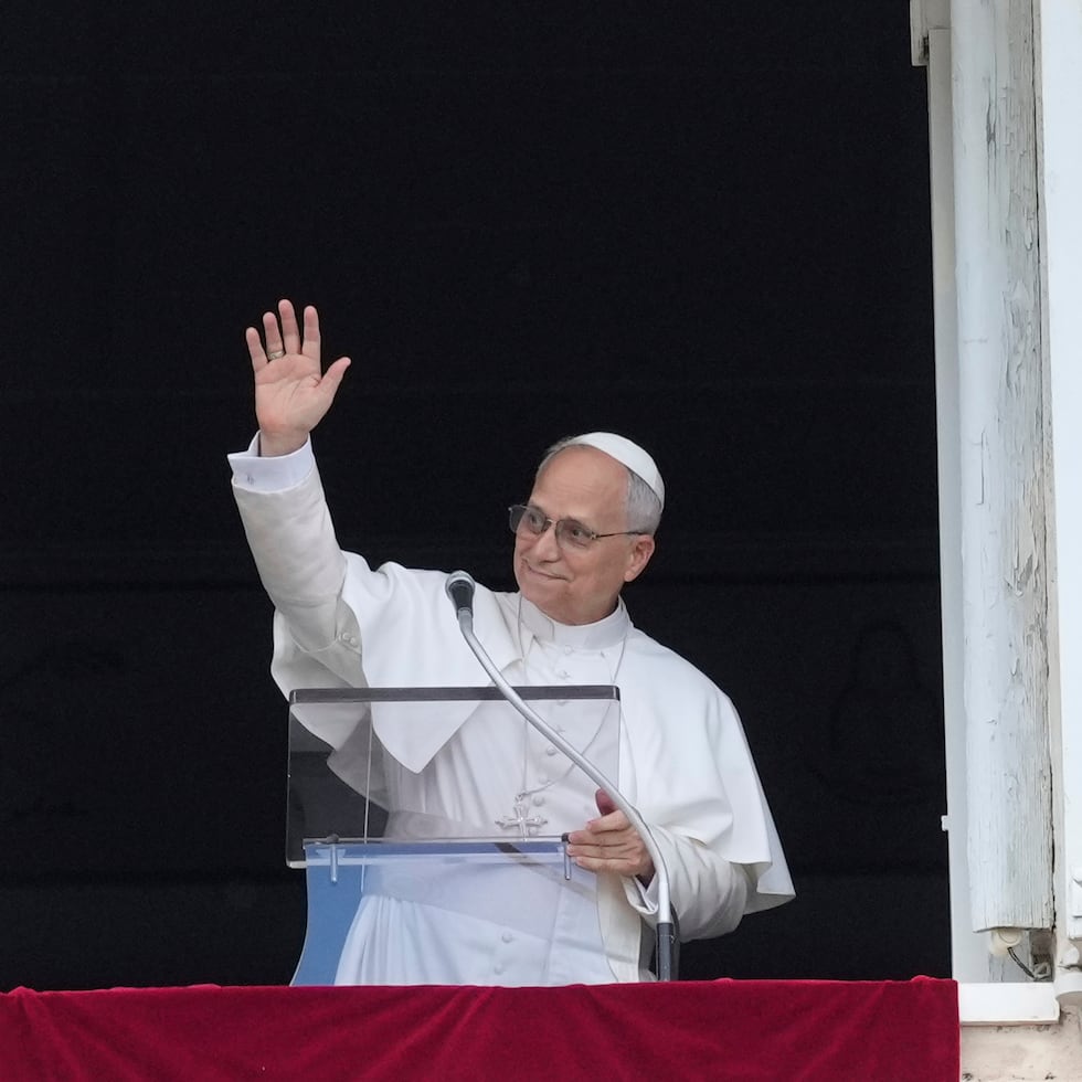 El papa León XIV saluda a los fieles durante la oración del Ángelus del mediodía en la Plaza de San Pedro, en el Vaticano, el domingo 27 de julio de 2025.