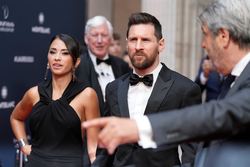 Antonela Roccuzzo y su esposo, Lionel Messi, durante unaa alfombra roja.