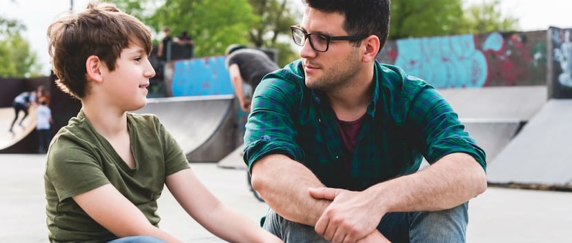 Varios estudios científicos confirman que una paternidad activa y enriquecedora se asocia con mejores resultados en las habilidades verbales, el funcionamiento intelectual y los logros académicos de los adolescentes. (Shutterstock)