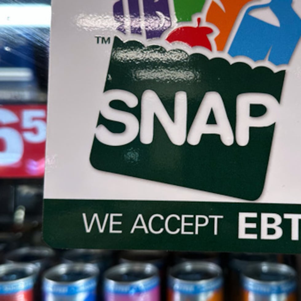 ARCHIVO - En una gasolinera de Riverwoods, Illinois, el sábado 1 de noviembre de 2025, se muestra un cartel con información sobre el programa SNAP EBT. (AP Photo/Nam Y. Huh, archivo)