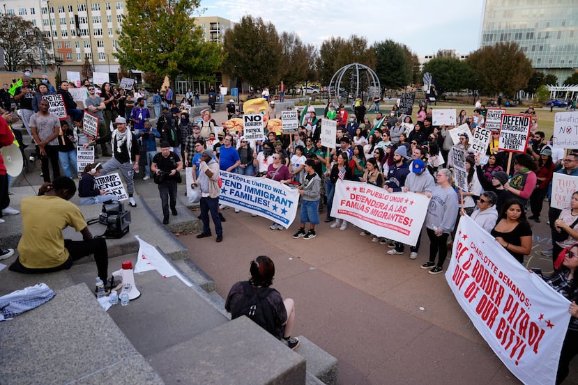 La protesta contra la detención de inmigrantes en Charlotte, Carolina del Norte, el 15 de noviembre del 2025. (AP foto/Erik Verduzco)