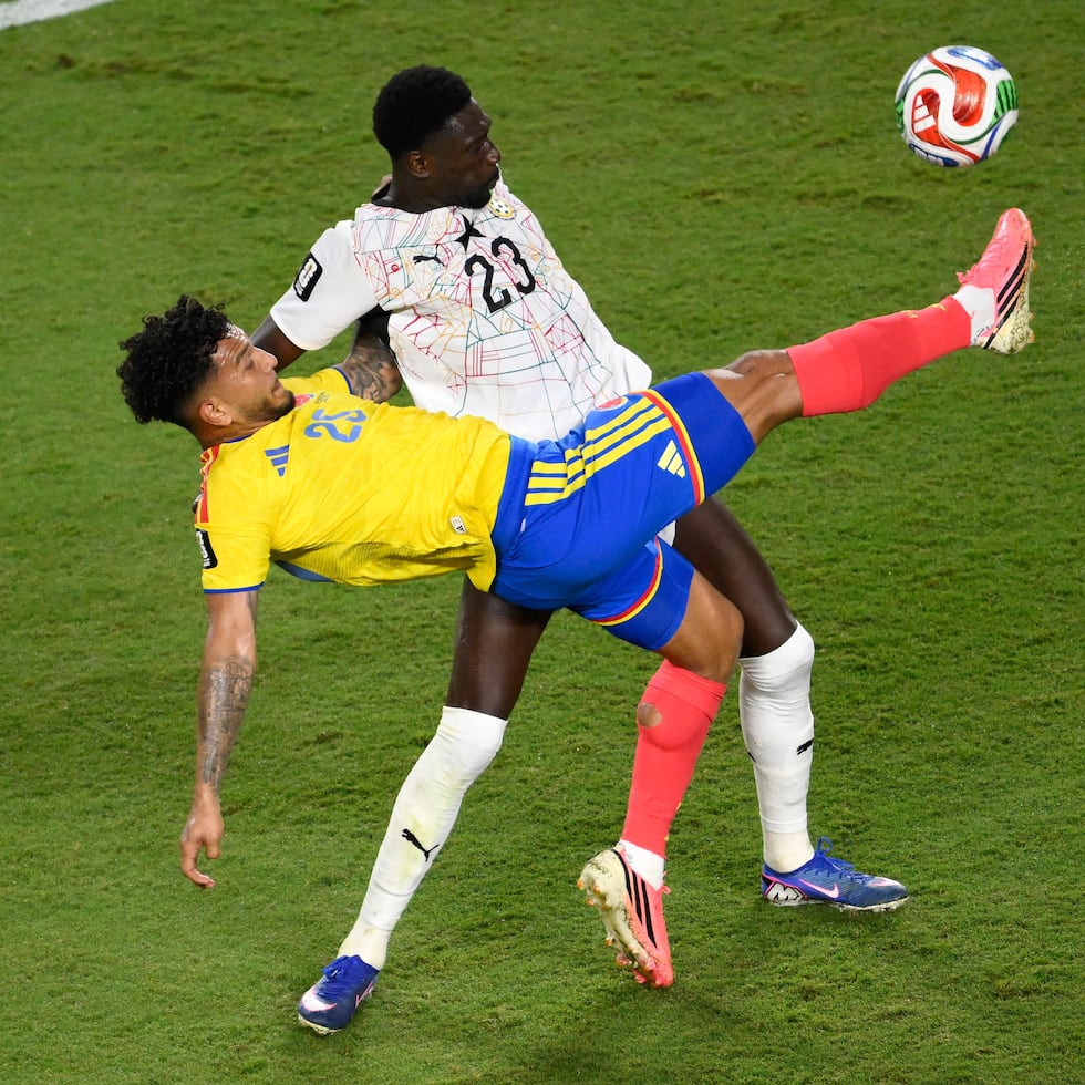 Luis Suarez (25), de Colombia, lucha el balón con el ghanés Derrick Luckassen (23) durante la acción del viernes en el Mundial de Fútbol 2026.