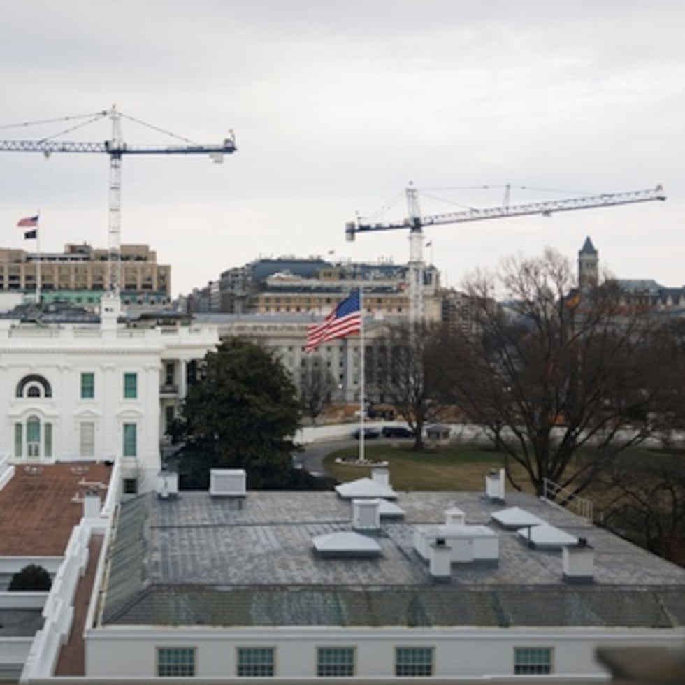La Casa Blanca, incluyendo el Ala Oeste y la construcción del nuevo salón de baile, se ve desde el Antiguo Edificio de Oficinas Ejecutivas Eisenhower en el campus de la Casa Blanca.