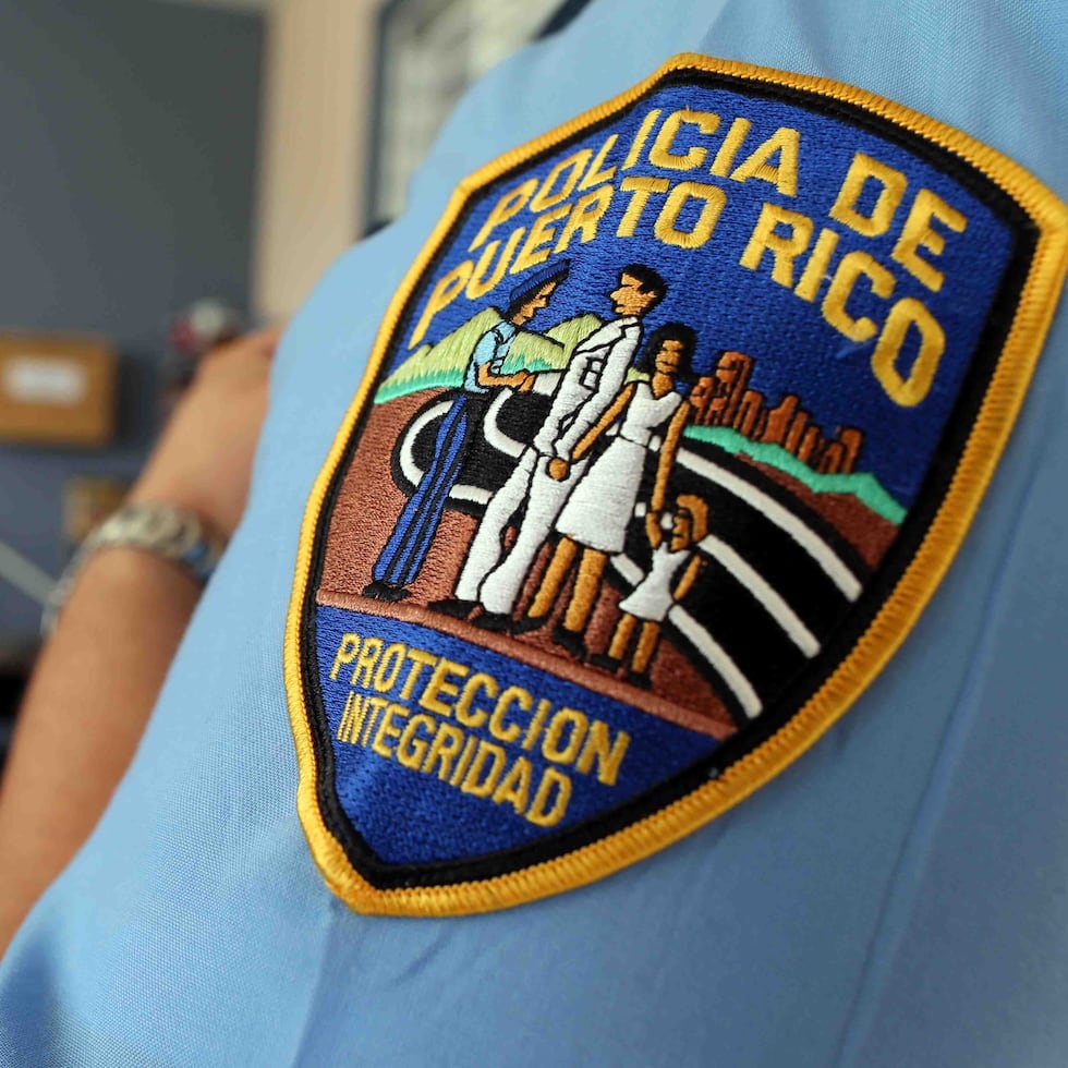 Una mujer que mostraba una herida abierta en la cabeza llegó hasta el cuartel de la Policía en Aguas Buenas en la noche del miércoles.