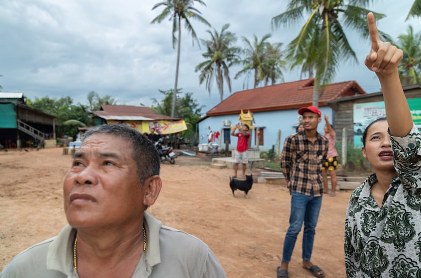 Una residente de Samraong, capital de la provincia camboyana de Oddar Meanchey, señala el lugar donde las fuerzas camboyanas disparan contra un avión el viernes 25 de julio de 2025. (Foto AP/Anton L. Delgado)