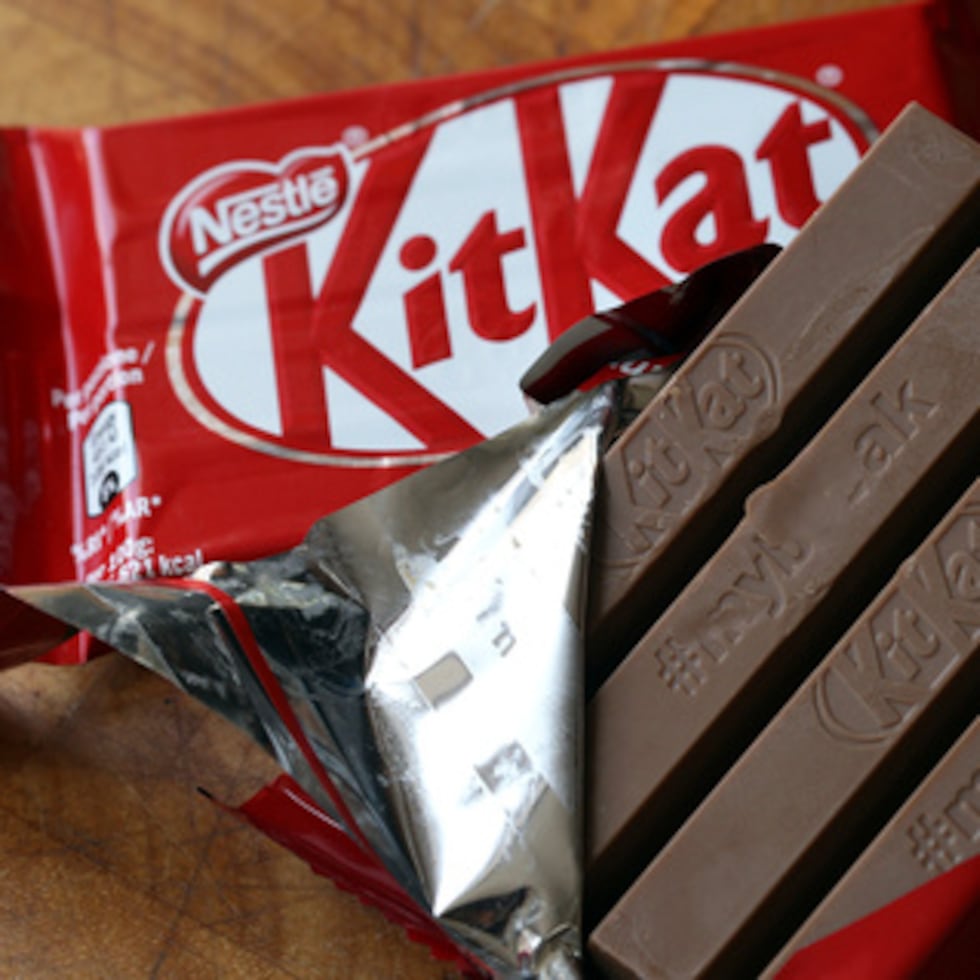 Una barra de chocolate KitKat en Rugby, Inglaterra.