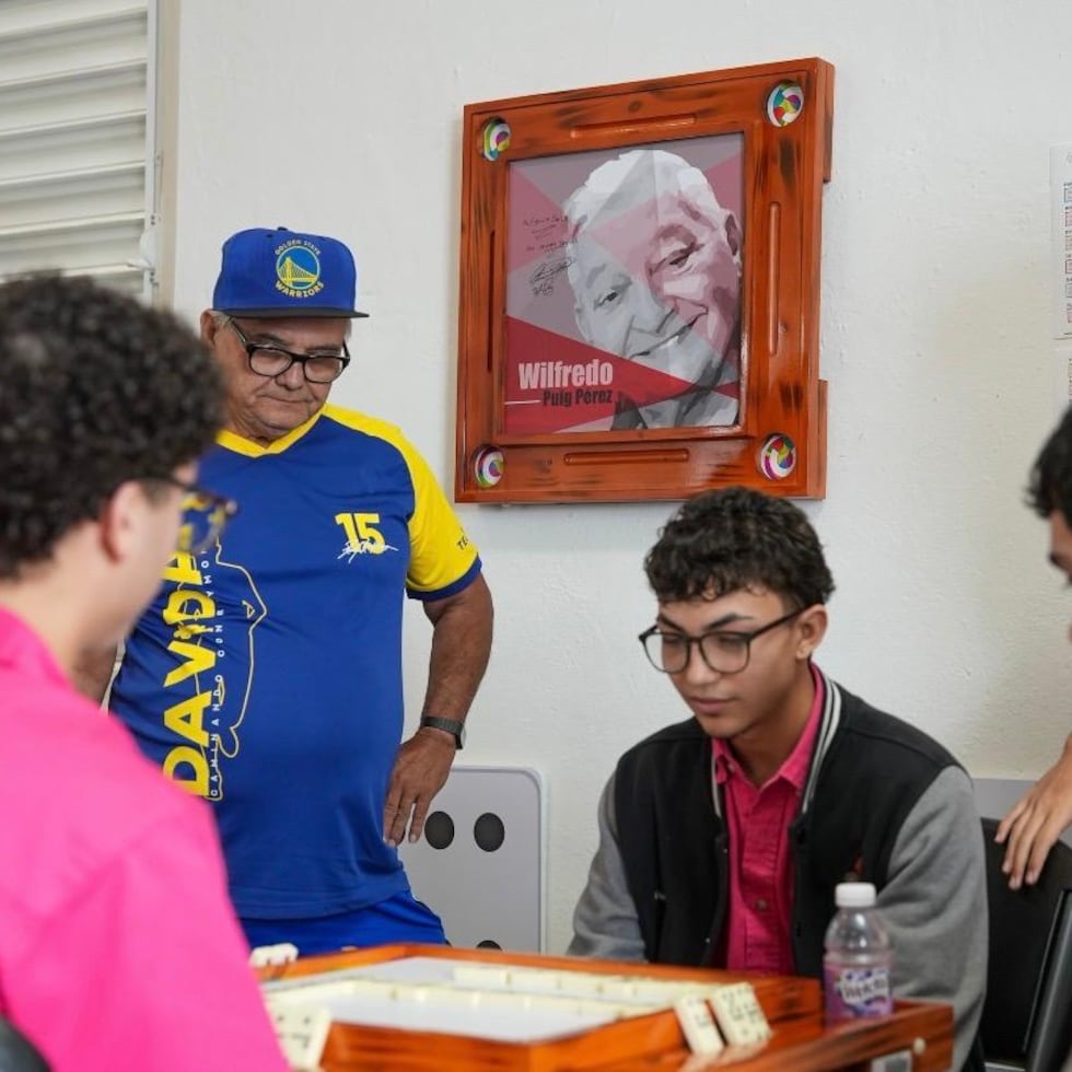 Aunque la Casa del Dominó, en Caguas, parece estar dominado por adultos mayores, poco a poco han llegado más jóvenes que buscan algo más que jugar: aprender.