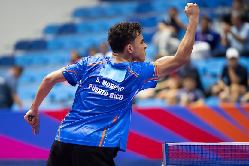 Steven Moreno celebra un punto de Puerto Rico en el partido por el oro en dobles mixto, que terminó ganando México.