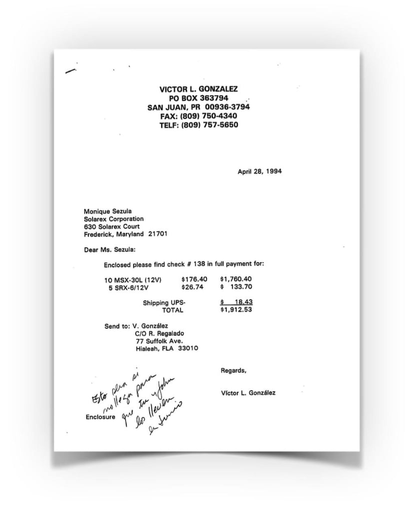 Sobre estas líneas, la factura por la primera compra de diez paneles a Solarex Corporation.