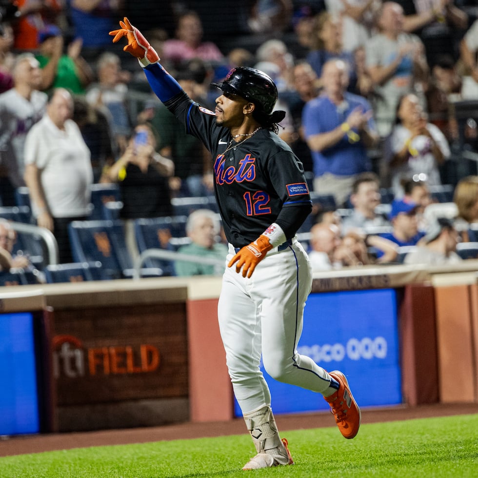 Francisco Lindor celebrando su cuadrangular, el número 16 para él en la temporada 2026.