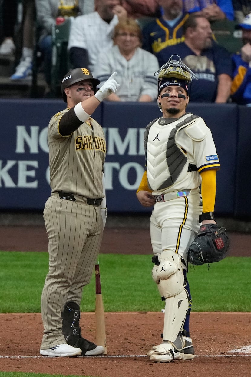 Ty France, de los Padres de San Diego, conversa con William Contreras, de los Brewers de Milwaukee, sobre su batazo que impactó un cable cerca del techo durante la novena entrada.