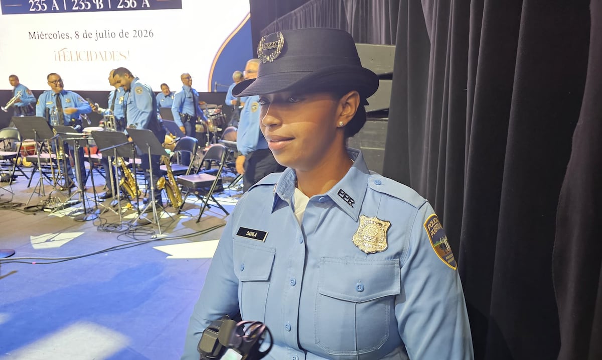 Sobreviviente de violencia de género cuya madre fue asesinada se gradúa como agente de la Policía