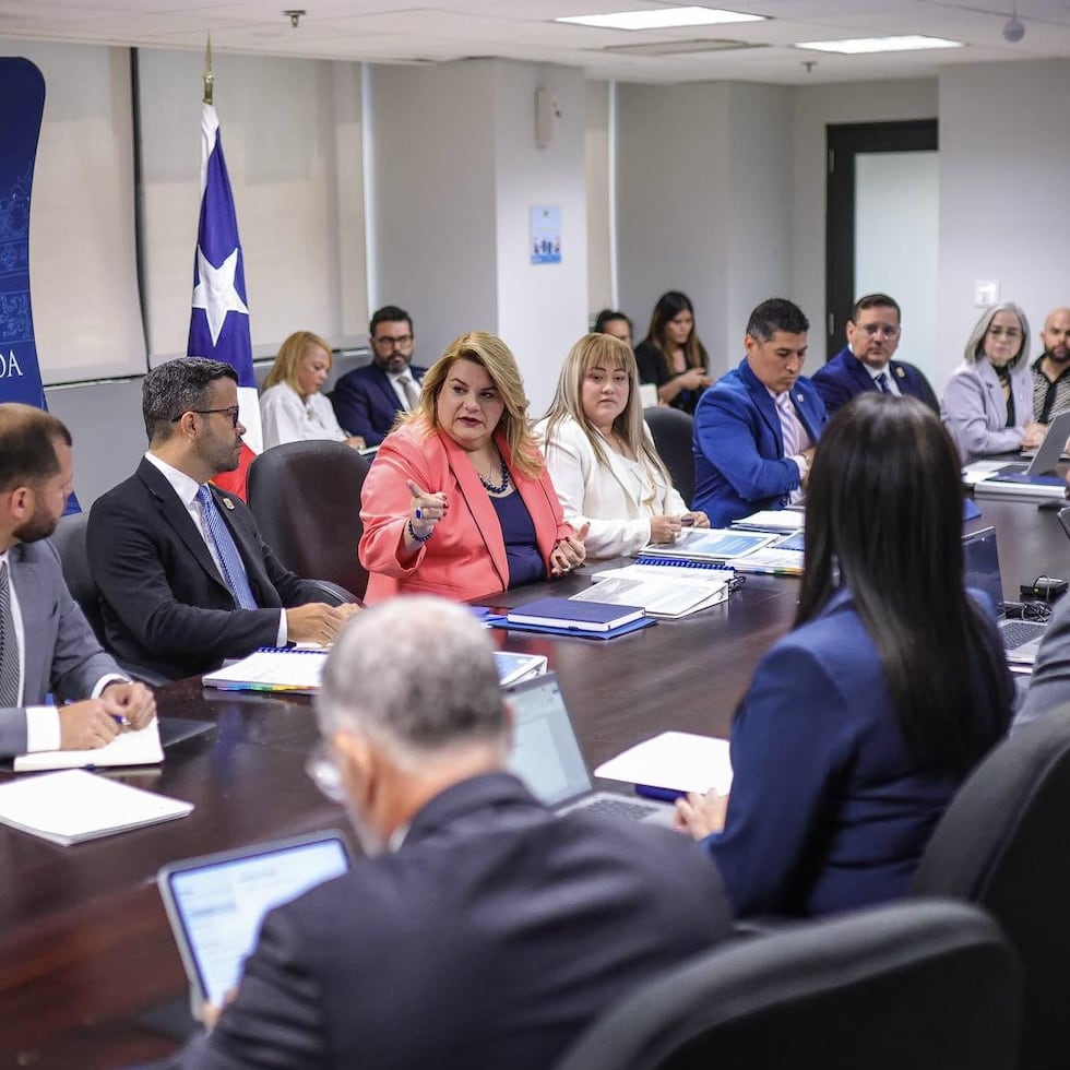 La gobernadora Jenniffer González se reunió con la alta gerencia del Departamento de la Vivienda.