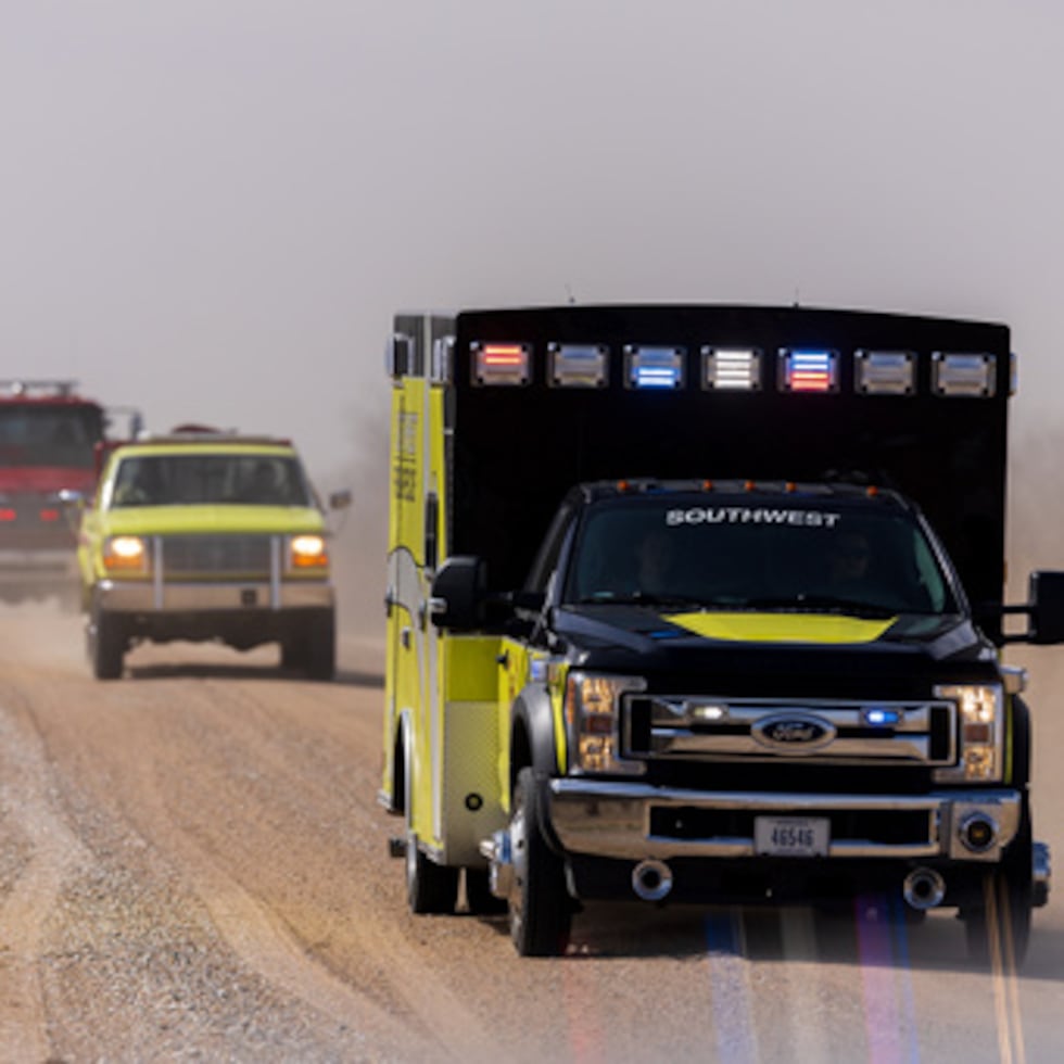 Bomberos de Malcolm y Lincoln responden a un incendio forestal en Denton, Nebraska, el jueves 12 de marzo de 2026.