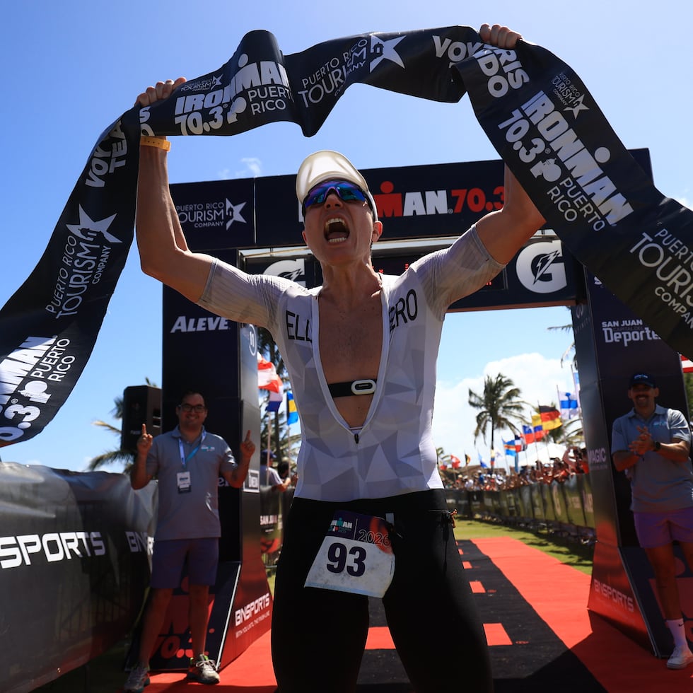 El brasileño Caio Carvalho Ellero cruza ganador la meta del Ironman 70.3 Puerto Rico, que se celebró este domingo en San Juan.