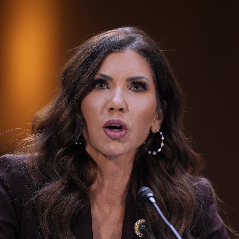 La secretaria de Seguridad Nacional, Kristi Noem, comparece ante el Comité Judicial del Senado en una audiencia de supervisión, en el Capitolio de Washington, el martes 3 de marzo de 2026.