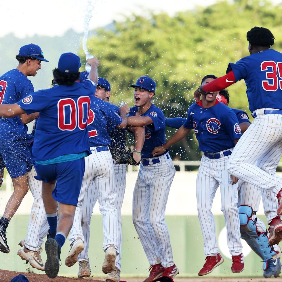 Los Cubs de Kuilan celebran al conquistar el campeonato en el Thanksgiving Classic de 2024.