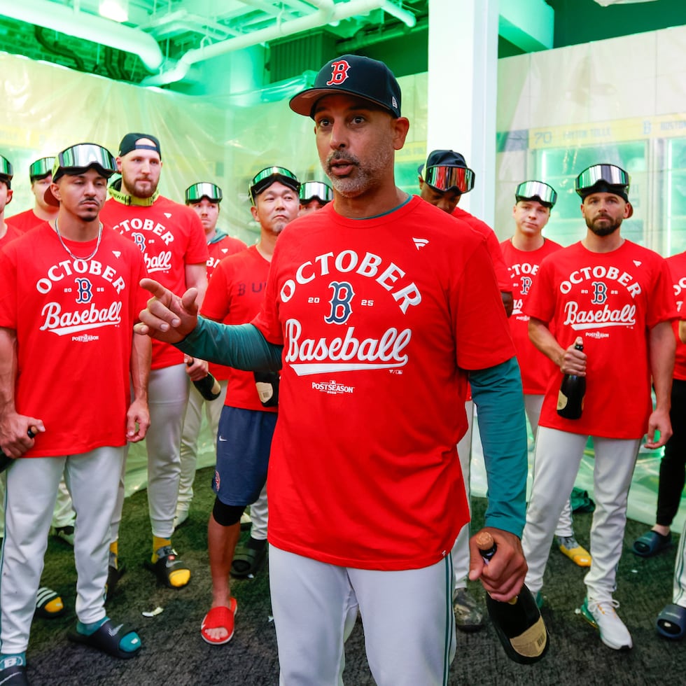 Alex Cora con los Red Sox cuando clasificaron a la postemporada en 2025.