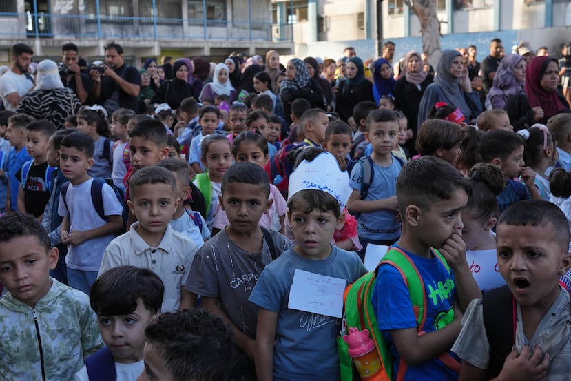 Niños palestinos hacen fila el primer día del nuevo año escolar en una escuela administrada por la ONU en Nuseirat, en el centro de la Franja de Gaza, el sábado 19 de septiembre de 2026. (Foto AP/Jehad Alshrafi)