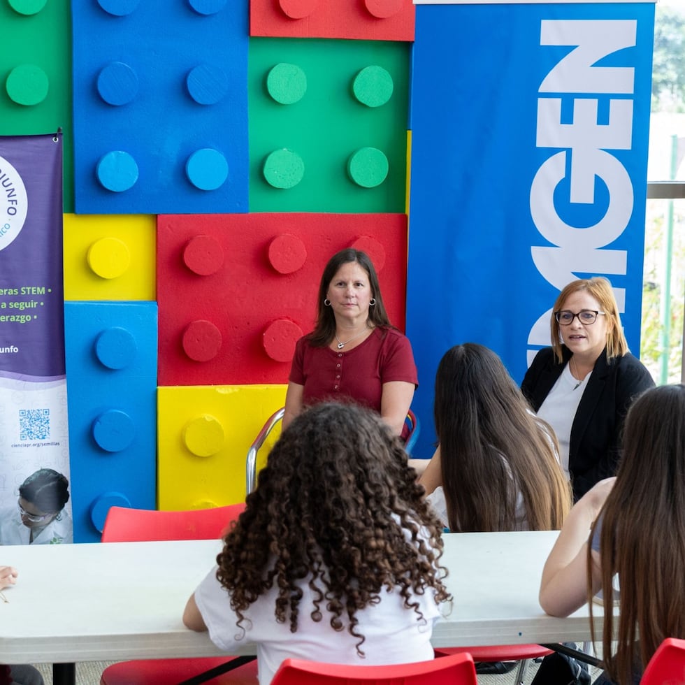 En primer plano, al fondo, la doctora Liz Hernández, gerente del programa Semillas de Triunfo de CienciaPR, junto a la ingeniera Maricarmen Szendrey, vicepresidenta de Calidad, y Gloria Alicea Ruiz, directora ejecutiva de la planta de empaque de Amgen Manufacturing Limited, en Juncos.