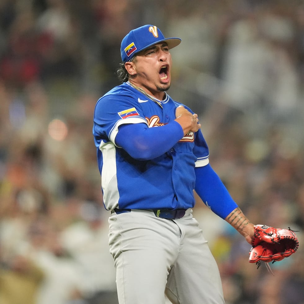 Daniel Palencia celebrar tras cerrar el juego ante Italia.