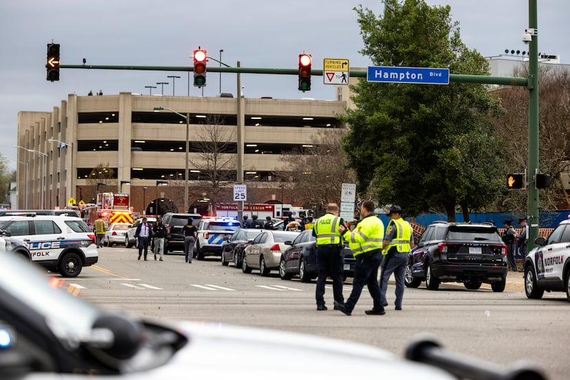 Funcionarios de emergencia se reúnen frente al campus de la Universidad Old Dominion tras informes de un tirador activo el jueves 12 de marzo de 2026 en Norfolk, Virginia. (Kendall Warner/The Virginian-Pilot vía AP)