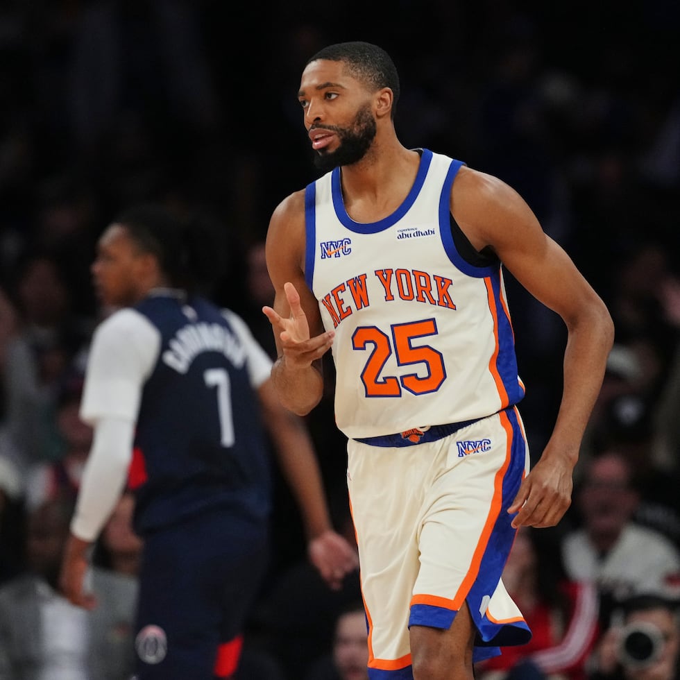 Mikal Bridges celebra después de encestar un triple durante la segunda mitad del juego contra los Wizards de Washington.