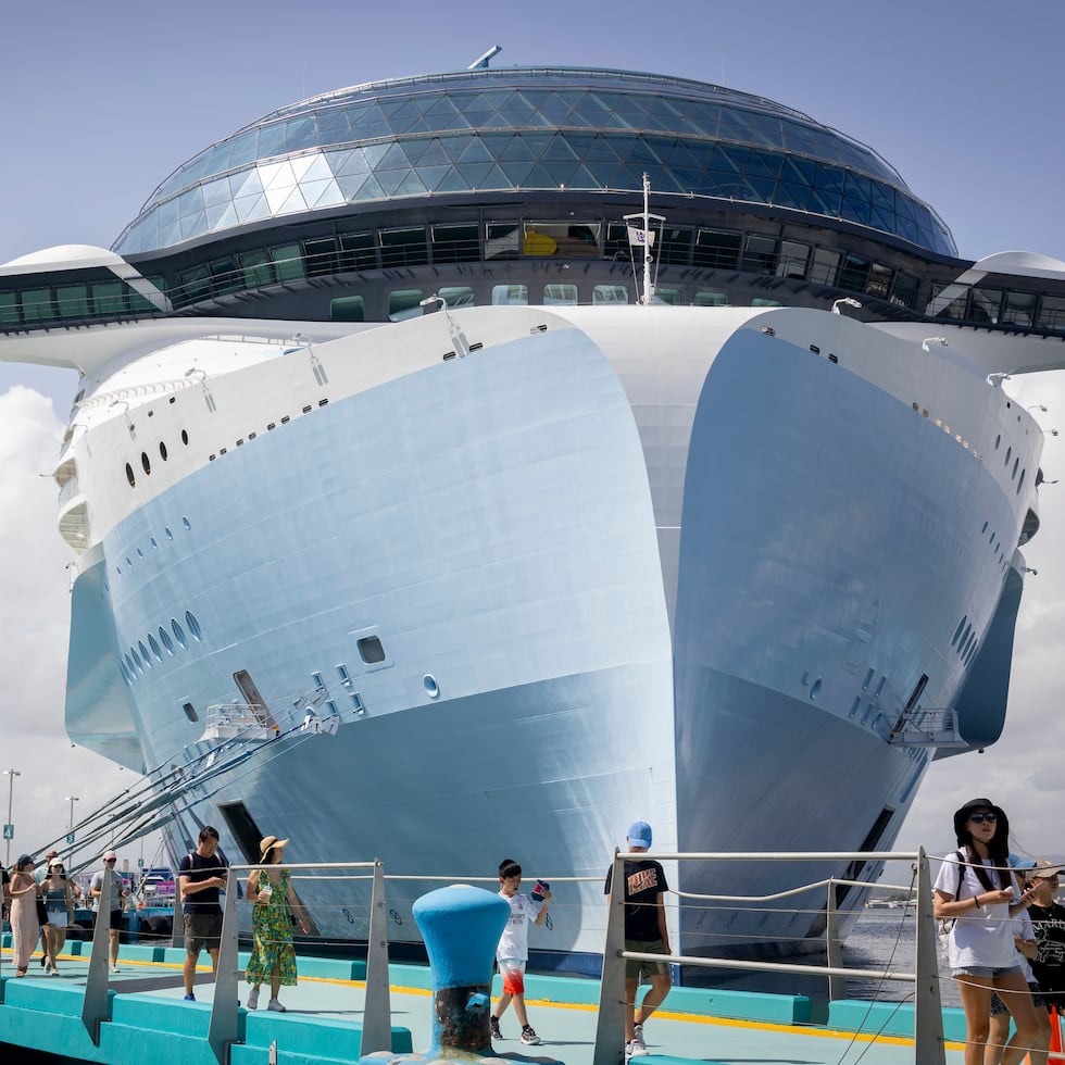 El crucero, con 3,367 pasajeros y 1,346 tripulantes, arribó al puerto America Cove ayer, viernes, a las 9:00 a.m., procedente de Puerto Rico.