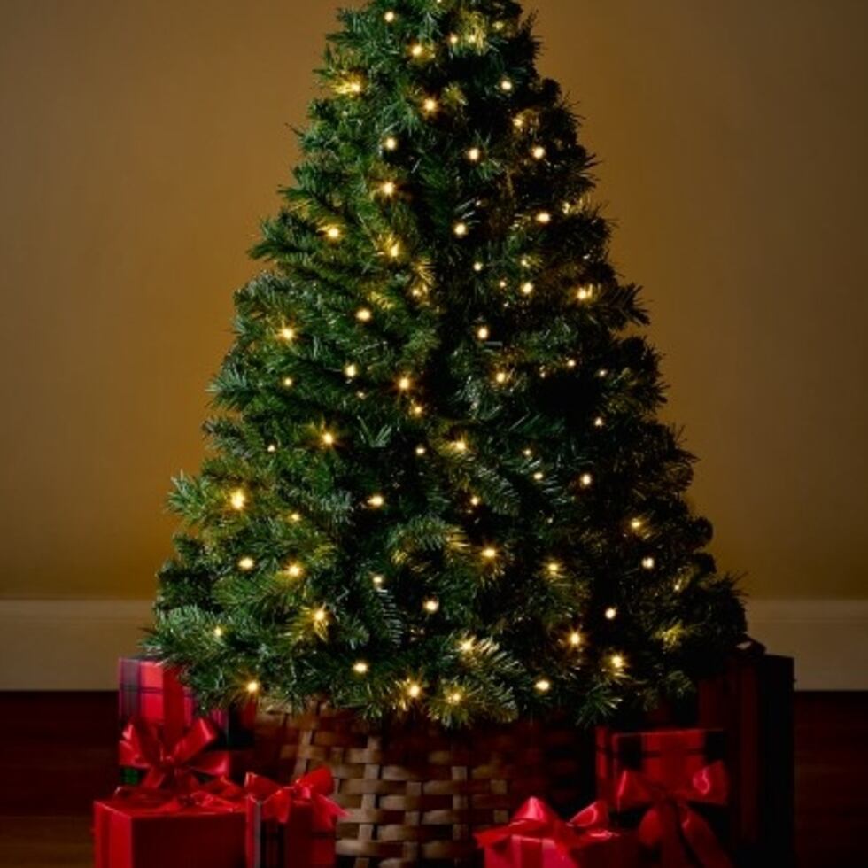 Árbol Woodtrail de 4 pies preiluminado de la colección Home Accent Holiday.