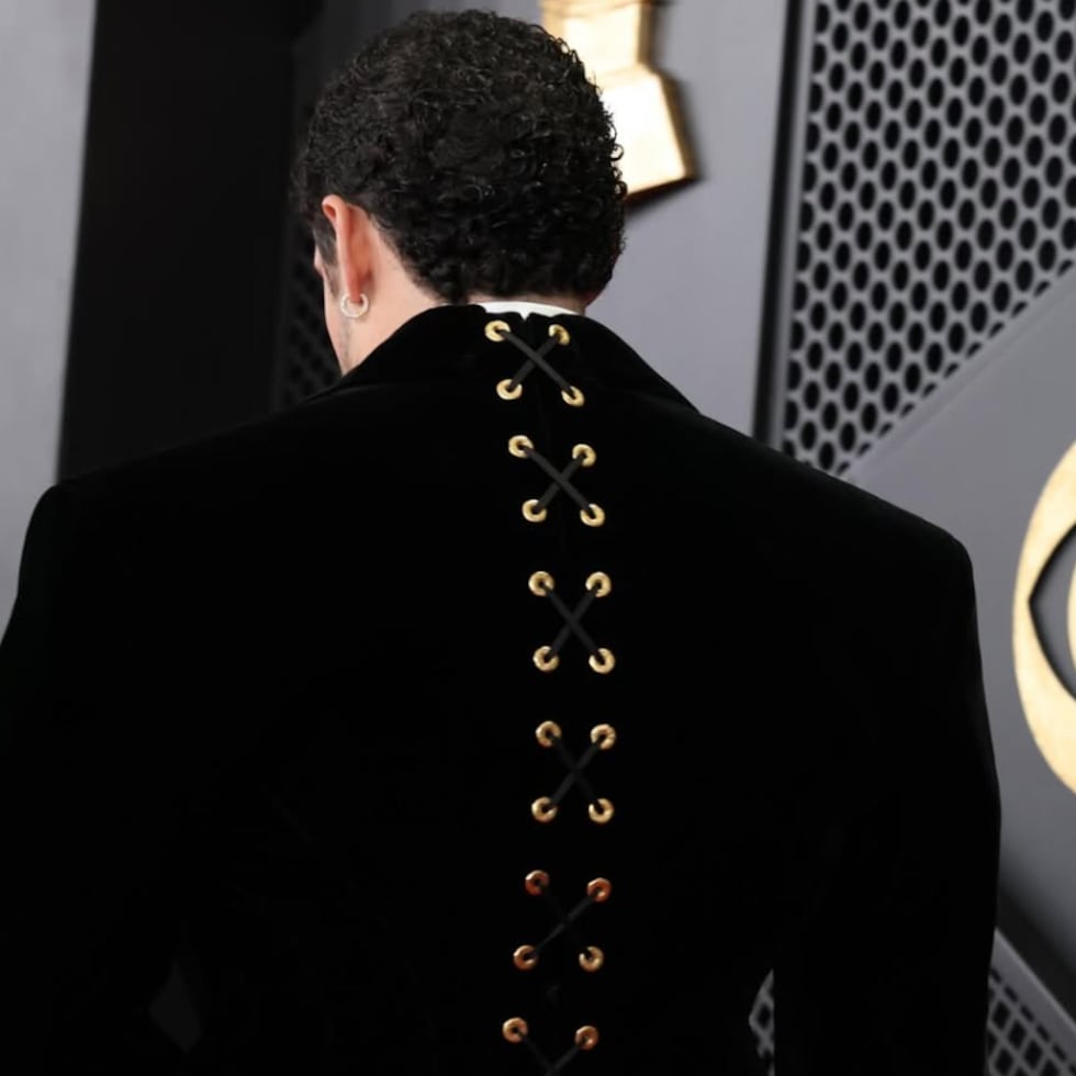 Bad Bunny vistió un traje Schiaparelli en los Premios Grammy