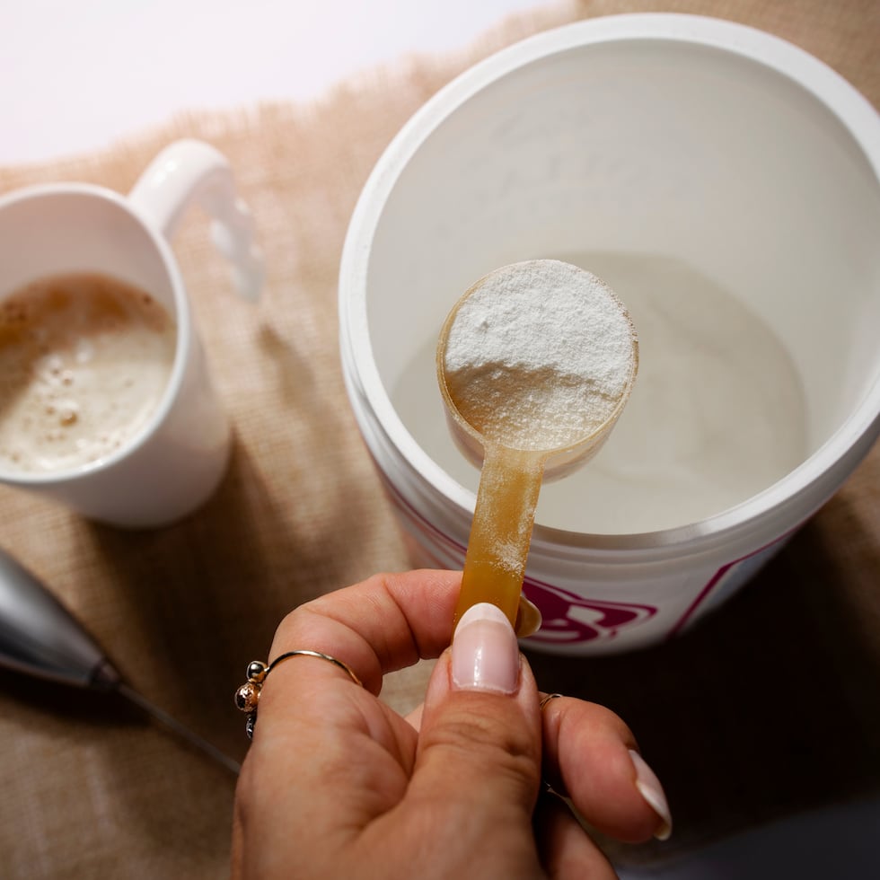 El café con proteína es una bebida que surge de combinar café —generalmente espresso o café frío— con proteína en polvo o con un batido proteico embotellado