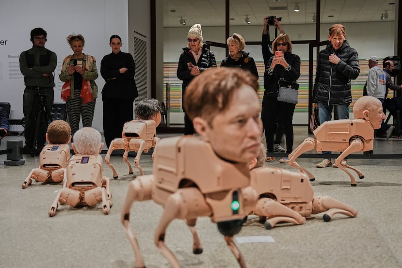 Robots con la cabeza de Elon Musk.