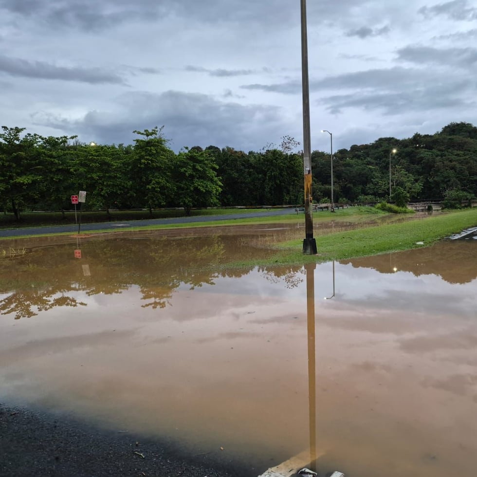 El desbordamiento del río Cibuco afectó la carretera PR-2, en Vega Alta.
