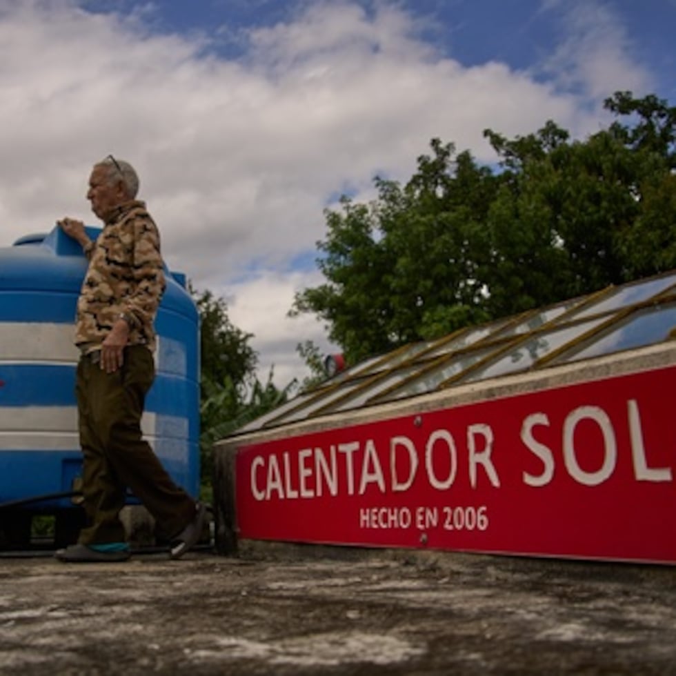 Félix José Morfi junto al sistema de calentador de agua solar que instaló en el tejado de su casa en Regla, provincia de La Habana, Cuba, el jueves. 29 de enero de 2026. (AP Photo/Ramon Espinosa)