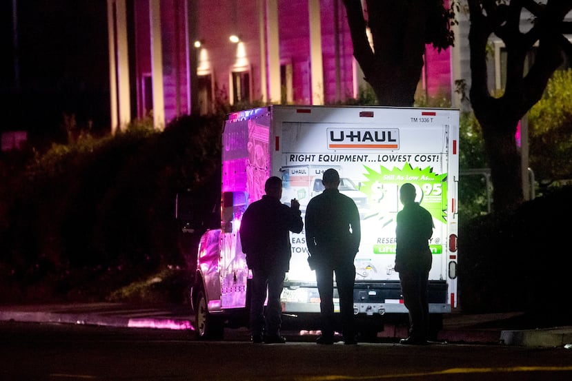 Policías examinan un camión U-Haul para mudanzas involucrado en un tiroteo en la entrada de la Base Alameda de la Guardia Costera, según un agente en el sitio, el viernes 24 de octubre de 2025, en Oakland, California. (AP Foto/Noah Berger)