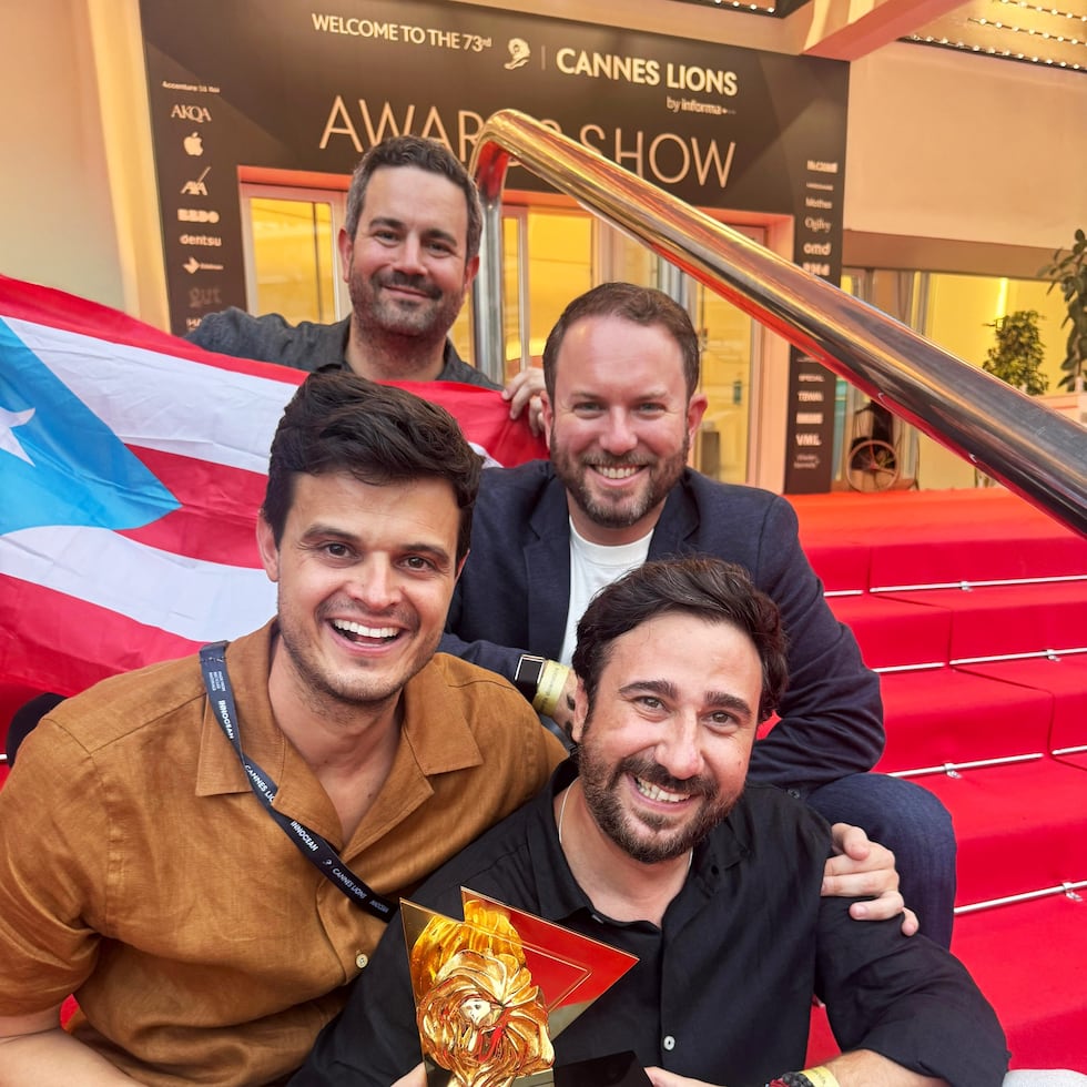 En la foto, equipo de la agencia de publicidad de la Cruz, luego de alzarse con su primer Grand Prix con la campaña “Uva Uva Bombón”, desarrollada para la plataforma puertorriqueña de entregas a domicilio Uva.