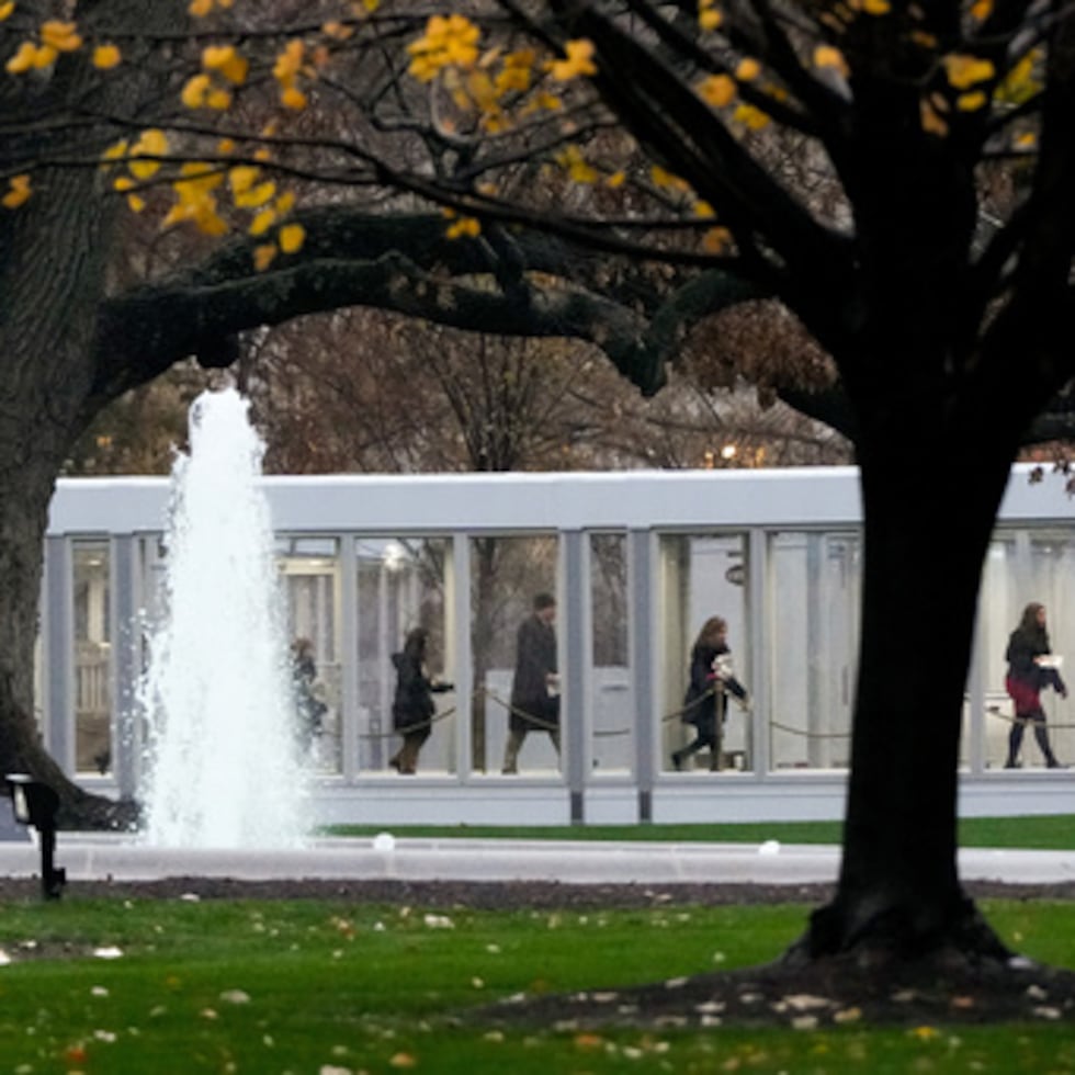 La gente camina a través de una pasarela cubierta de nueva construcción en el Jardín Norte, mientras llega para una visita a la Casa Blanca, el martes 2 de diciembre de 2025, en Washington, mientras se reanudan las visitas por primera vez desde que comenzó la construcción de un nuevo salón de baile en la Casa Blanca. (AP Photo/Julia Demaree Nikhinson)