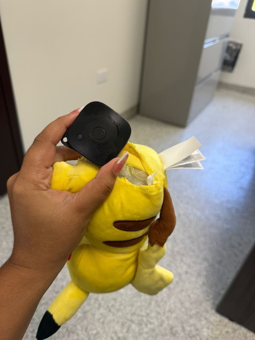 El peluche donde se habría escondido el dispositivo GPS en Bayamón.