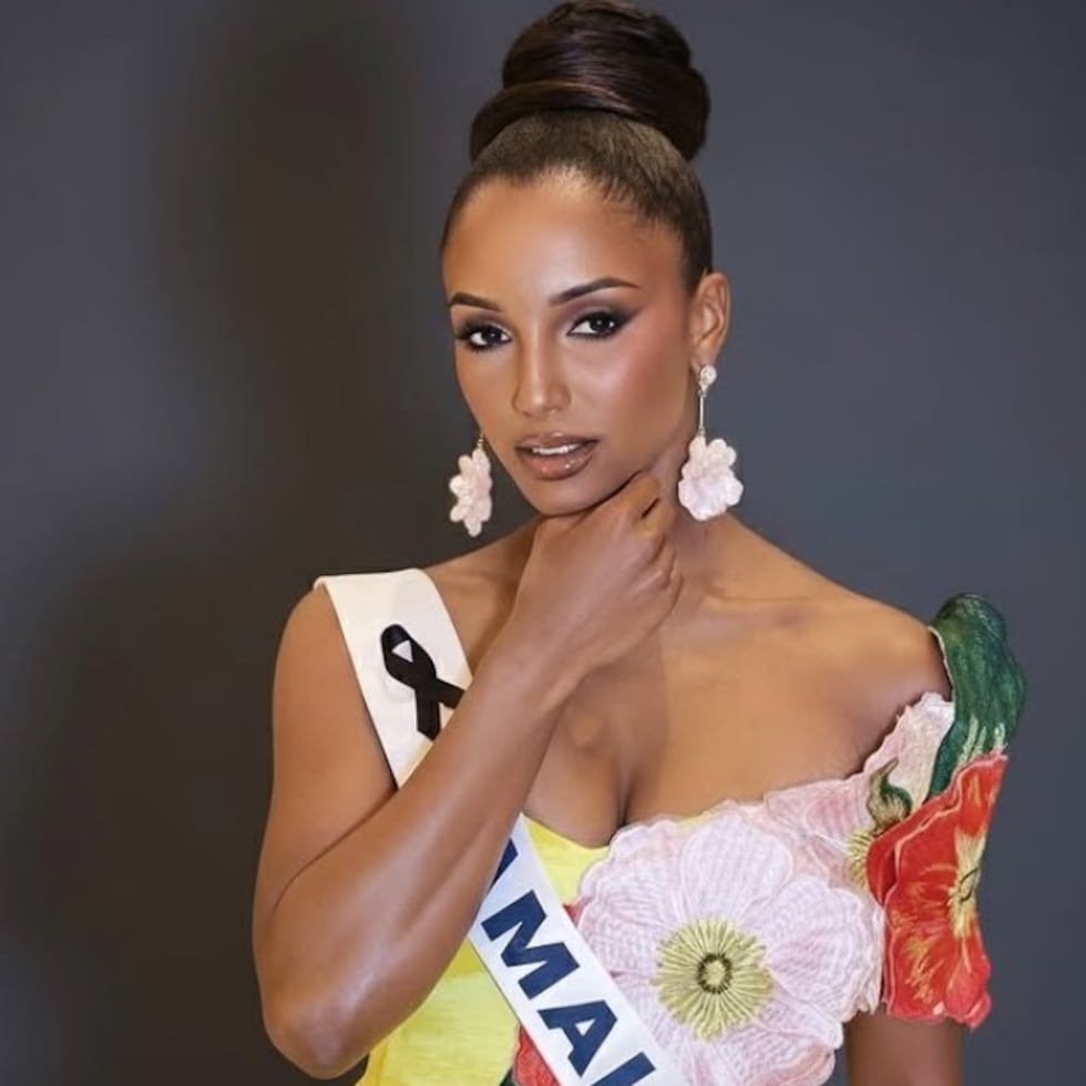 Mientras modelaba con seguridad un vestido anaranjado, Miss Universe Jamaica perdió noción del límite del escenario y dio un paso de más.