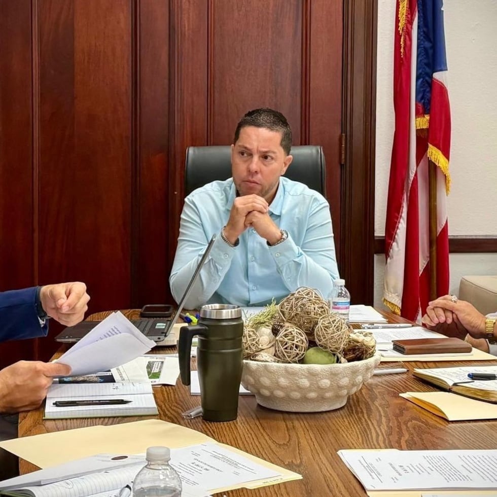 Al centro, el senador Héctor “Gaby” González López durante la reunión que convocó para conocer el estatus del proyecto de control de inundaciones del río Grande de Arecibo.