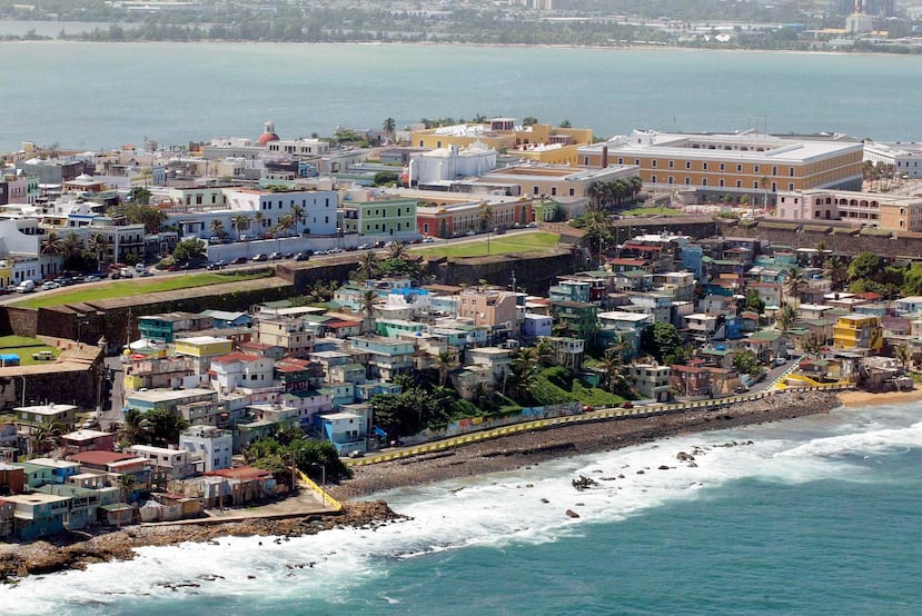 Vista aérea de la comunidad La Perla en el Viejo San Juan. (GFR Media)