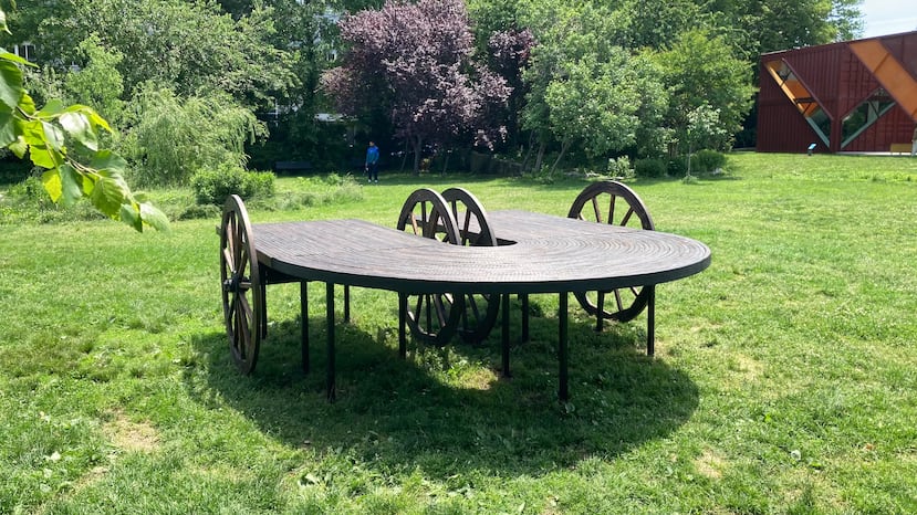 "La Carreta Made a U-Turn", ya completada y ubicada en el Socrates Sculpture Park, en Nueva York.