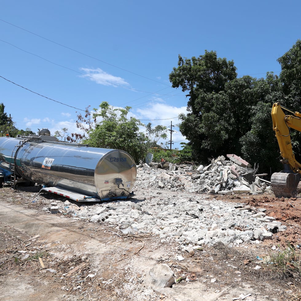 En pasados años, se demolieron cerca de 20 propiedades del lado colindante con el río Piedras. La imagen es de mayo de 2024.