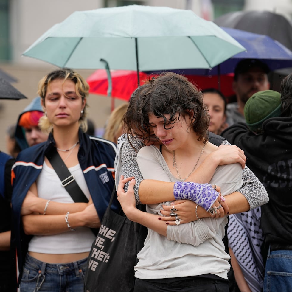 Personas se reúnen frente a la Puerta de Brandeburgo durante una manifestación en apoyo a la comunidad LGBTQ+ luego de que un automóvil embistiera a una multitud durante la Marcha del Orgullo en Berlín