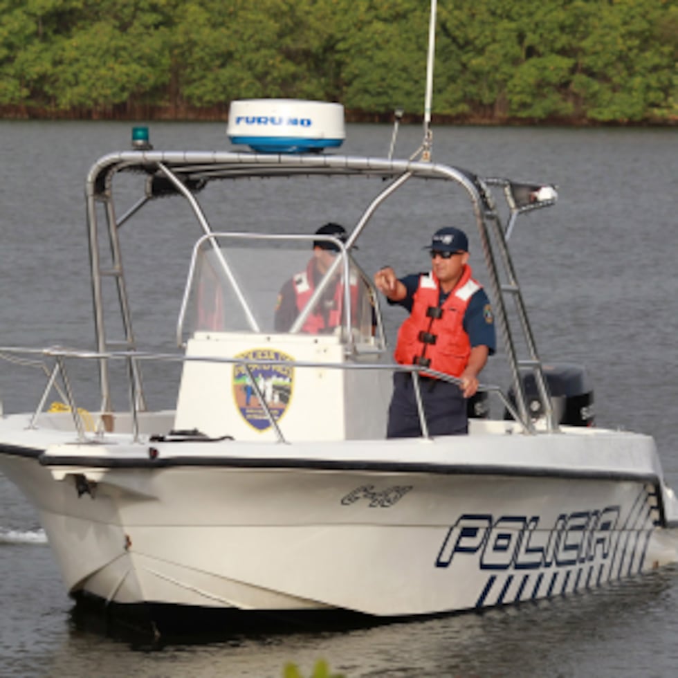 La Unidad Marítima de la Policía en Arecibo realiza un operativo de rescate de una o varias personas que fueron arrastradas por las fuertes corrientes marítimas en la zona entre Isla de Roque y La Boca