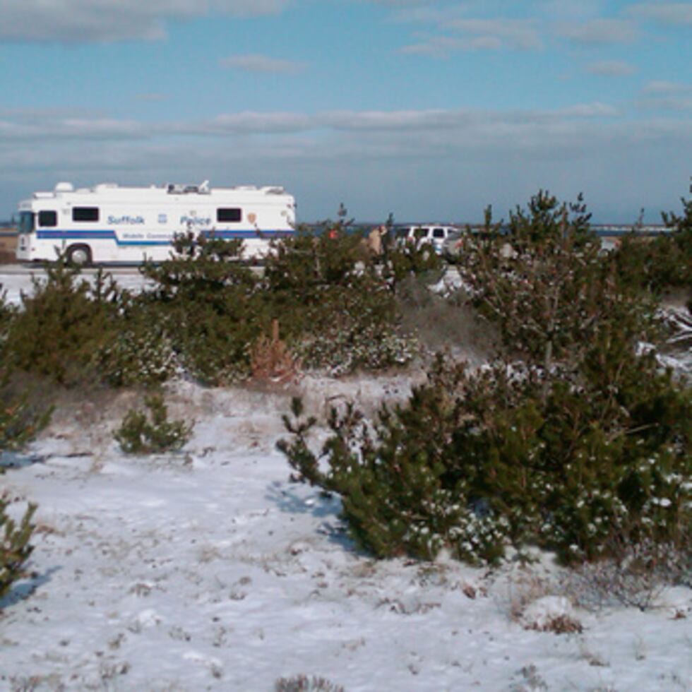 Búsqueda policial en Babylon, NY, tras hallazgo de cuerpos en 2010.